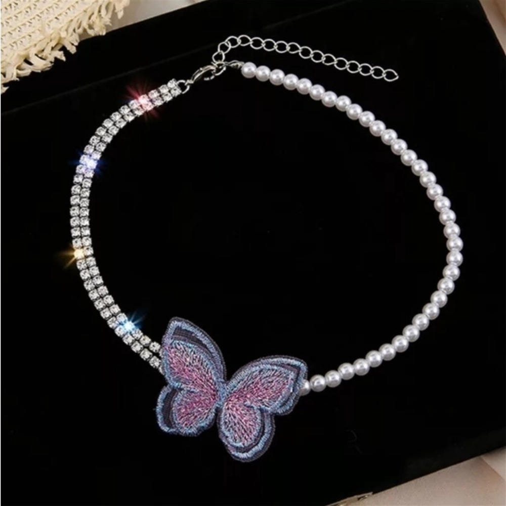 NWT-BUTTERFLY CHOKER